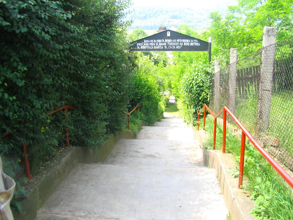 Aleea spre biserică