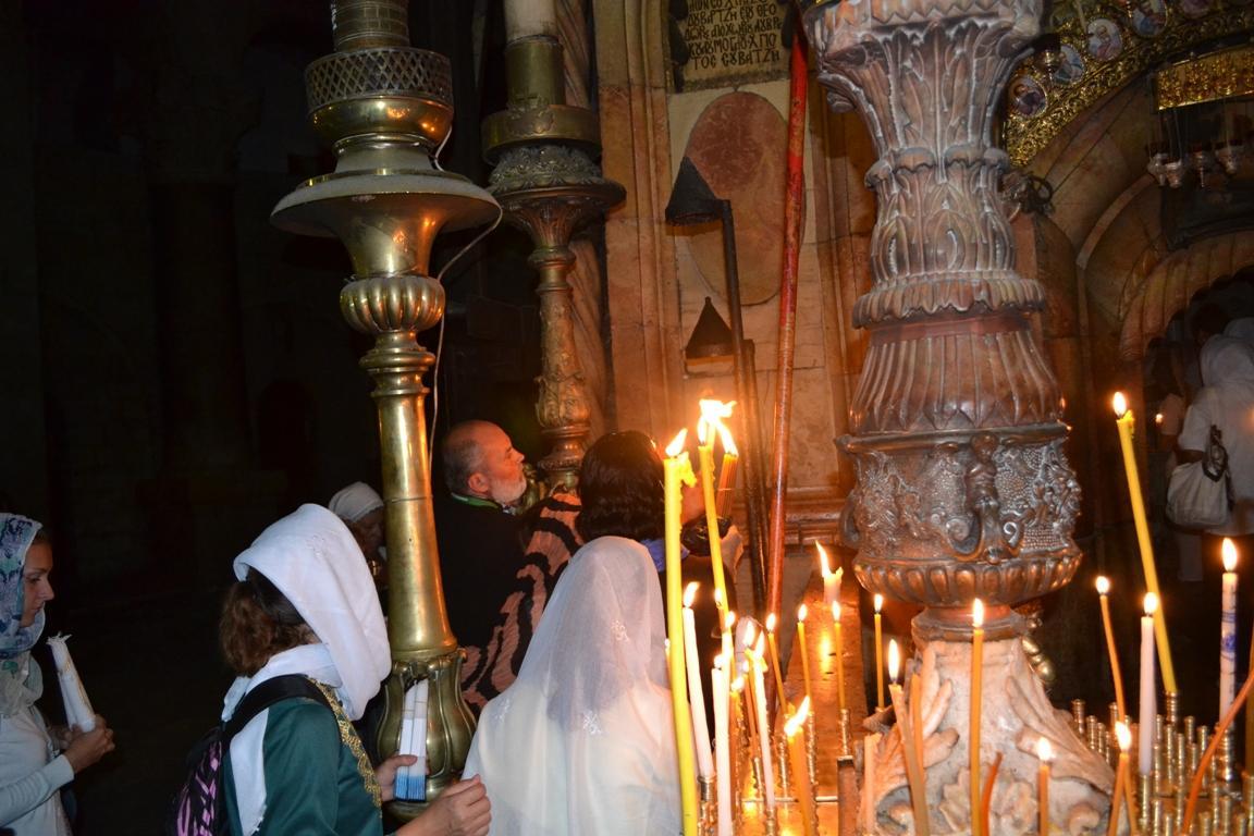 la Sfântul Mormânt, aici se aprind și se sting cele 33 de lumânări