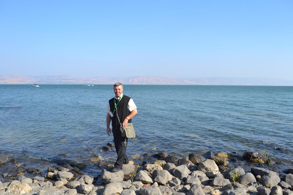 pe malul malul mării Galileii, în locul în care Sf. petru a fost repus în treapta de apostol după lepădarea sa
