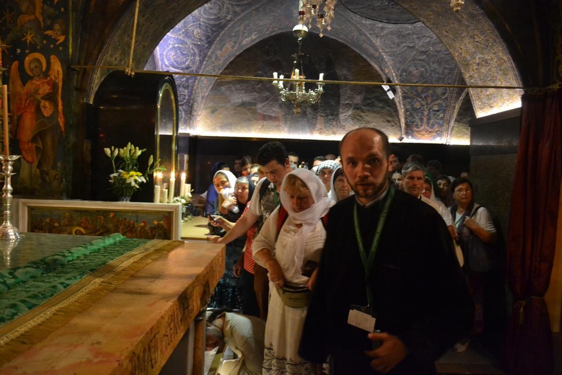 Biserica Sfântului Mormânt, Așteptăm pentru închinare